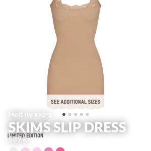 Skims klänning - Otroligt fin skims klänning som formar kroppen jätte fint, endast prövad lappen sitter kvar. Säljer då jag inte andvänder den vilket jag trodde att jag skulle💕