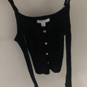 Svart off shoulder tröja - Snygg nyskick svart tröja med inga desinfekter. Storlek xs-s. skriv för fler bilder💕