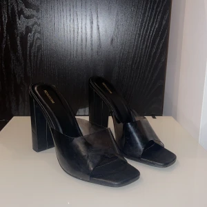 Klackar svarta - Klackar med svart genomskinlig framsida. 