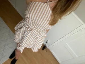 Klänning från ASOS! - Jättefin sommarklänning från asos i storlek S. Aldrig använd, nyskick.