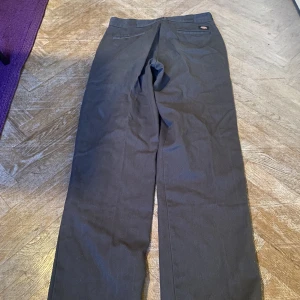 Dickies 874 original fit grå  - Dickies 874 original fit grå, w34-L34  Väldigt fina, köptes på Carlings.  Kom gärna med eget bud och hör av dig vid frågor.