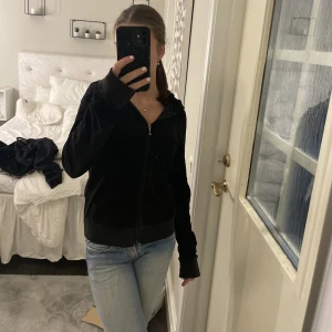 Juicy couture tröja - Jätte fin juicy tröja, köpt i New york för många år sedan så en gammal vintage modell! Står storlek L men sitter som xs/s!