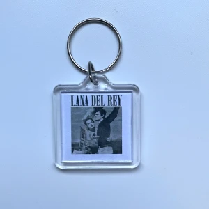 Lana del rey NFR nyckelring  - Handmade Norman fucking Rockwell nyckelring 