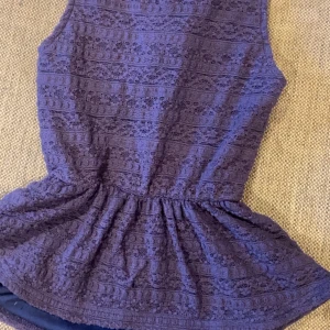 Topp - Gullig blå topp från BikBok med ett hål på ryggen och volang längst nere, använt 1 gång 