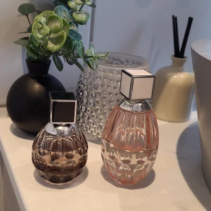 Jimmy Choo - Säljer mina två Jimmy Choo parfymer då jag kommit på att dom inte riktigt passar mig.  Jimmy choo EdP 40ml 80% kvar. Tyvärr ingen kartong kvar.  300:- Jimmy choo L'eau  EdT 60% kvar. Tyvärr ingen kartong kvar. 180:-   Skickas med spårbart, paketeras väl! 