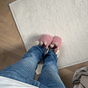 Jeans  - Säljer mina favorit jeans, vill kolla om jag kan få dom sålda, älskar dom och dom är använda och är sönder längst ner i benen kan sicka bild om nån är intresserad❤️