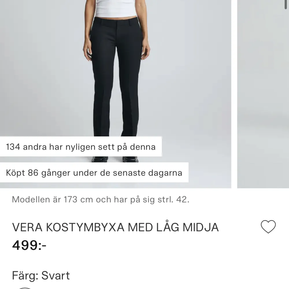 Säljer dessa lågmidjade kostymbyxor från bikbok i modellen Vera. Delen längst ner har blivit lite vikt (se bild 3) då de har varit förlånga för mig. Annars i superfint skick.. Jeans & Byxor.