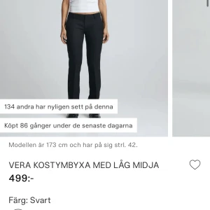 lågmidjade kostymbyxor  - Säljer dessa lågmidjade kostymbyxor från bikbok i modellen Vera. Delen längst ner har blivit lite vikt (se bild 3) då de har varit förlånga för mig. Annars i superfint skick.