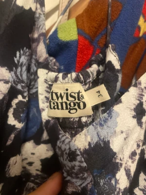 Blommig klänning - Nypris 1500kr  Storlek S