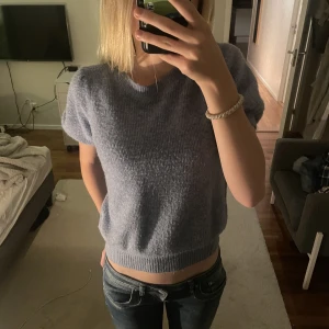 Stickad med puffärm  - En super fin stickad tröja med puffärmar från Vero Moda. Använd ett fåtal gånger så i bra skick❤️ Frakt igår ej i priset. 