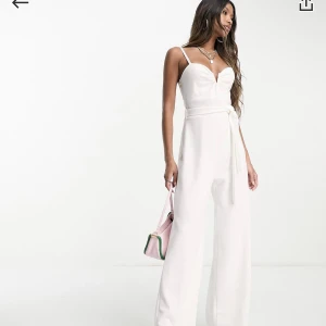 Vit jumpsuit  - Vit jumpsuit från AX Paris.  Aldrig använd. Nypris 709