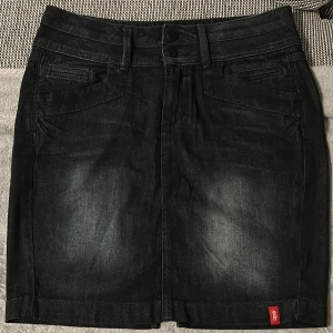 Denimkjol - Knappt använd och den är i fin skick. Den är svart/mörkblå i färgen. Hör av dig om du har frågor! 