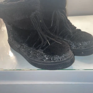 Vinter skor - Glittriga vinterskor med snörning, i väldigt bra skick och otroligt sköna. Liknande inuikiis! 
