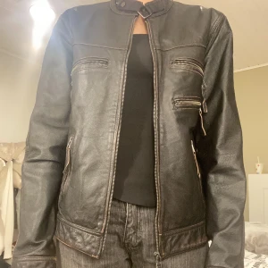 Läderjacka  - Jätte snygg svart vintage jacka med bruna detaljer som inte kommer till användning! Väldigt bra material och kan andvändas av folk från S-L beroende på hur man vill att den ska sitta💕Pris kan diskuteras❤️