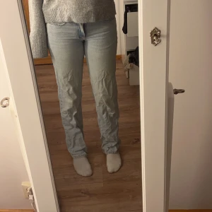 Ljusblå jeans - Jeans i använt skick men inga defekter. Köpta för 400 säljer för 150💕 supersnygga och bekväma men används inte
