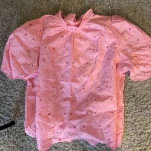 Rosa topp💞 - Jättefin rosa blus! Aldrig använd och passar xs-m skulle jag säga💕