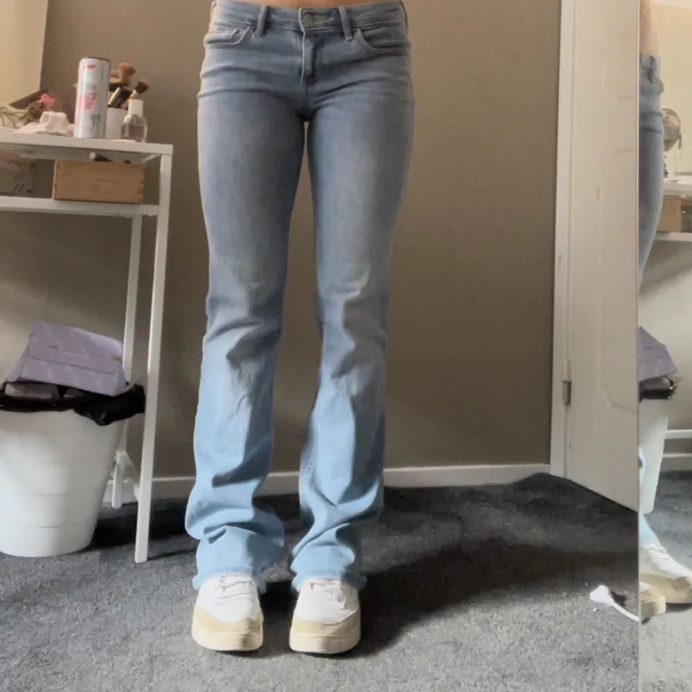 Lågmidjade bootcut/raka jeans. Dom är tyvärr för långa och har lite slitningar längst ner men inget man tänker på:)💘💖💗 tryck gärna på ”köp nu”. Jeans & Byxor.