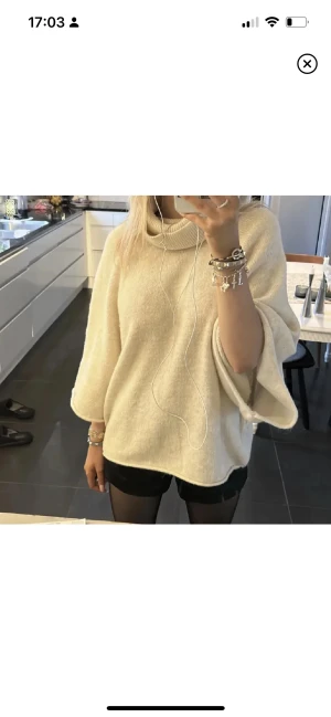 Stickad tröja  - Stickad tröja från zara😍super snygg och mysig💗säljar på grund av att den tyvärr inte passa mig skulle även kunna tänka magi att byta mot en i xs💗tröjan är helt oanvänd där av lite högre pris😘 Bilderna är lånade💕