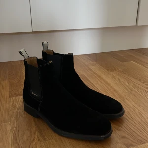 Gant Chelsea Boots - Herr - Svart Mocka.  Använda vid ett tillfälle.  Nyskick. Nypris: 1799 kr.