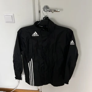 Tunn vindjacka - Adidas - Tunn vindjacka från märket Adidas säljes i befintligt skick.  Strl S