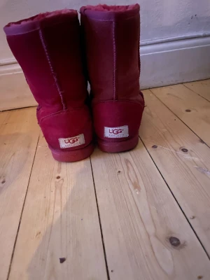 Röda Uggs Stl 39-40 - Säljer mina favoriter då jag köpt bruna. Välanvända men felfria. Ingen kartong tyvärr då jag köpte dom begagnade. 
