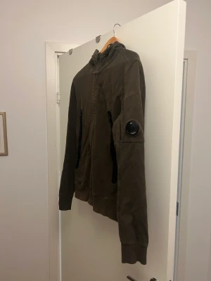 Cp company zip hoodie - Säljer nu min Cp company zip hoodie köpt på the terrace i Stockholm. Tyvärr inget kvitto. Nypris 2850kr  Skick 7/10  Kan skicka om så önskas. 