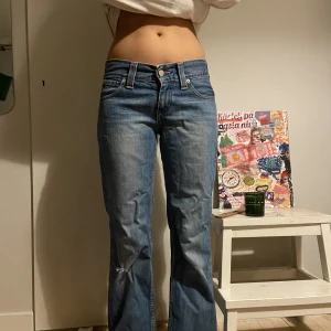 Lågmidjade jeans  - Säljer dessa superfina långmidjade levisjeans,  skriv för fler bilder eller vid frågor💕(pris går att diskuteras)