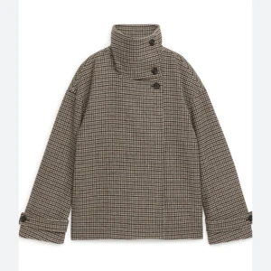 Arket kappa - Säljer denna fina kappa från arket. Använd en del men fortfarande fint skick. Passar en S-L