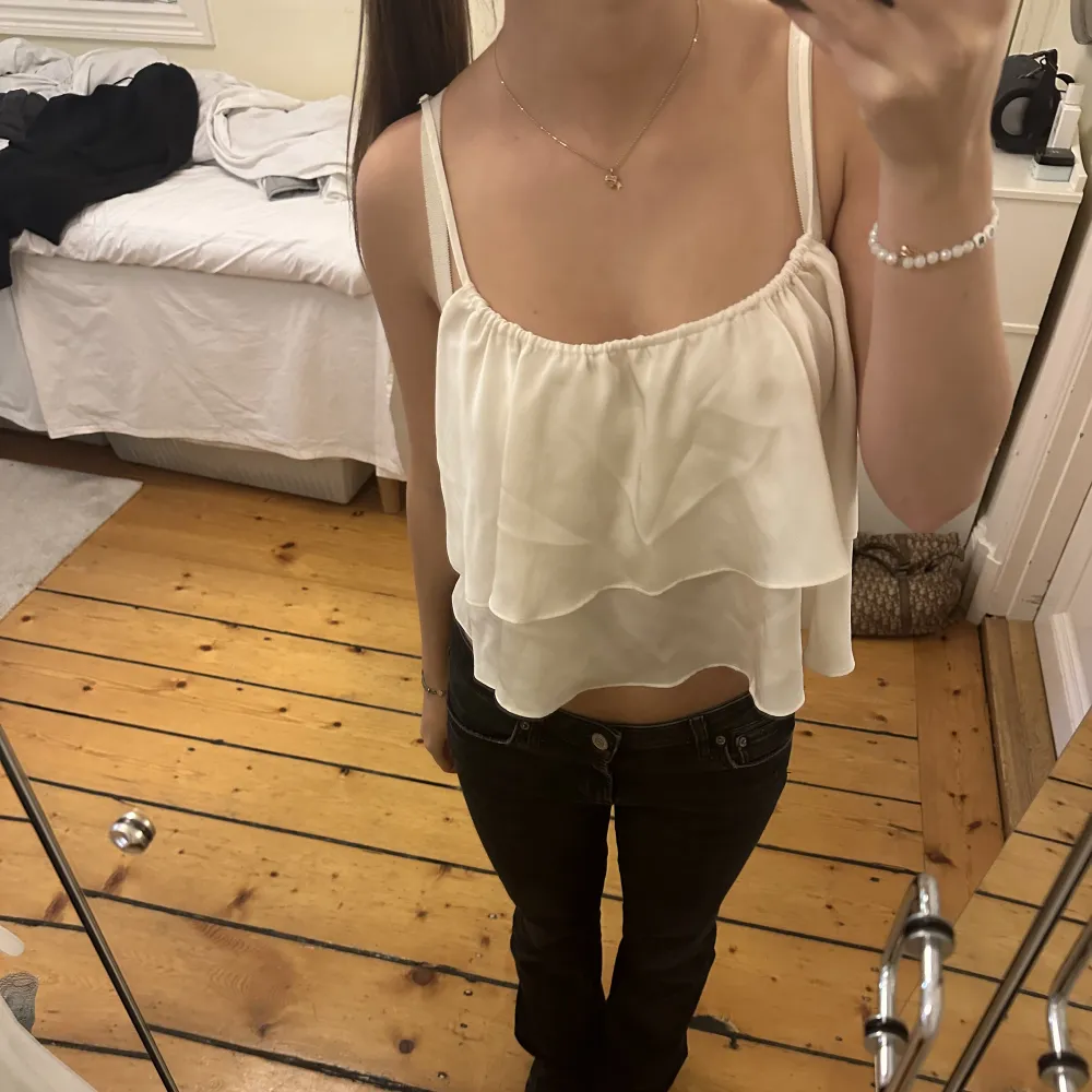 Supersnygg krämvit festtopp från H&M! Säljer denna då den inte kommer till användning. Passar på mig som normalt har S/SX. Inga defekter😇 Hör av dig vid intresse💕. Puserot.