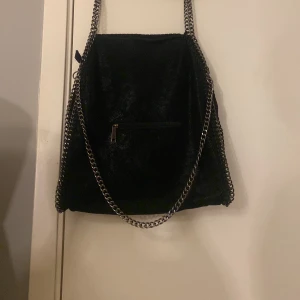 Stella liknande väska -  Supersnygg väska i bra skick! Eventuellt lite tecken på användning inuti men ingen skada, Kp för fler bilder.  köparen står för frakten🤗