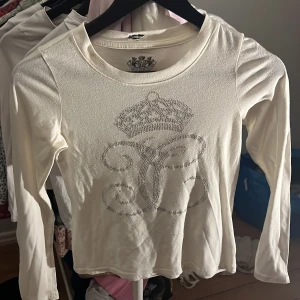 Juicy tröja - Säljer nu min juicy tröja då den inte kommer till användning. Barnstorlek 8-10 år men passar fortfarande mig som är 13 år❤️