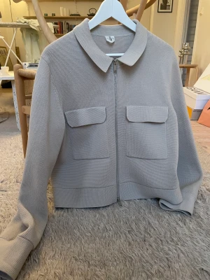 Jacka overshirt  - Superfint skick, inga fläckar eller slitage.  Superfin färg. Lite styvare material som gör att den håller sig rak och snygg  Ord: 1300kr Ditt pris: 750kr