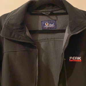 Peak Performance Jacka - Peak Performance Jacka, perfekt till hösten. Har inte så mycket användning för den längre. Fint skick förutom en väldigt liten skada på fickan, som inte märks alls och går fortfarande att stänga helt utan problem 