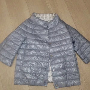 Trekvartsärmad Jacka ljusblå - ❗️DEN FINNS KVAR OM DET INTE STÅR ATT DEN ÄR SÅLD ❗️Super söt och en jättegullig färg!  Man kan vända den ut och in för att välja motiv på jackan 💕 ❗️SISTA KNAPPEN PÅ JACKAN GÅR INTE ATT KNÄPPA ❗️⚡️