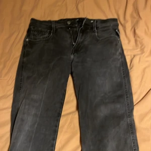 Replay byxor - Jag säljer nu mina replay byxor. De är i fint skick och de är lite mer använda men ändå i bra skick. Pris ej hugget i sten så det är bara att skriva om ni är intresserade