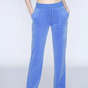  Juicy byxor - Hej! Säljer mina blåa Juicy byxor då de ej kommer till användning längre. Använda en del men ser ut som nya.💞