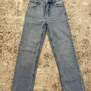 Jeans  - High wasted Straight jeans Bershka, ljusblåa ganska tajta och kan upplevas som “liten i storlek”. Köpte men aldrig använt dem  