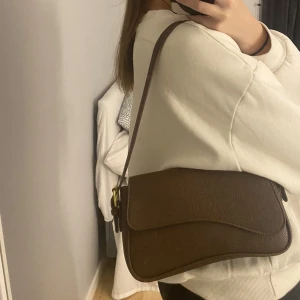 Brun väska! - Helt ny axelväska! Finns ett längre band också så man kan ha runt sig! Skit snygg men måste rensa bland mina väskor🥰❤️