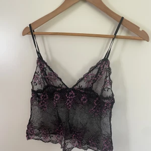 Spets linne  - Spets linne! Så fint med rosa blommiga detaljer! Några små hål, syns på bilden! Har ingen lapp men skulle säga att den sitter som s/m