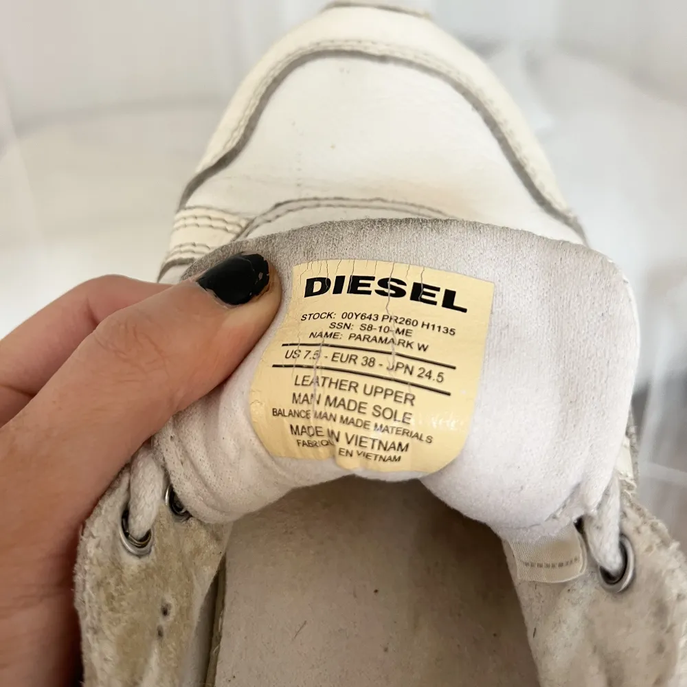 Säljer mina vit/blåa äkta Diesel sneakers! I använt skick så de behöver tvättas lite och har några små defekter. Dm för fler bilder/vid frågor<3. Skor.