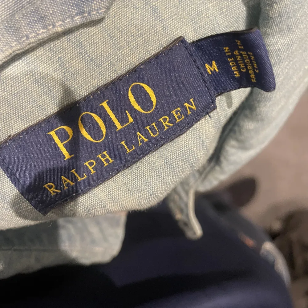 Skön Ralph lauren jacka, rätt så tunt material. Kommer i bra skick, använt Max 5 gånger. Köpt för 1700kr köp för endast 750. Jackor.