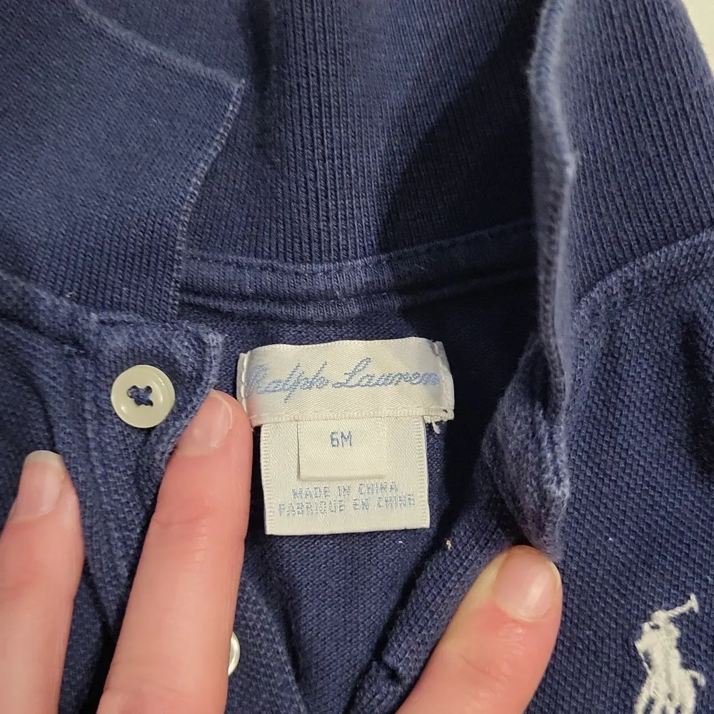 Pikétröja ifrån Ralph Lauren storlek 6 månader . T-shirts.