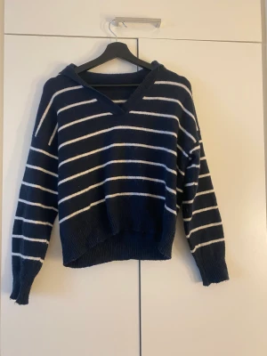 Stickad tröja  - Stickad v-ringad tröja från HM i storlek M.🥰