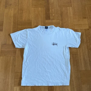 Stussy tee - Riktigt clean stussy tee skick 9/10 inga fläckar eller hål bara lite slit på märket men de bara snyggt tycker jag köpte den för 520kr tre år sen. Det är M men jag skulle säga att den sitter som S