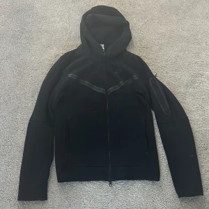 Nike tech - Säljer ett Nike tech tröja i förgen svart, är lite små smutsig just nu men om den kommer till köp så tvättar jag den såklart innan, säljer rengör för att den är lite för stor på mig.✌️