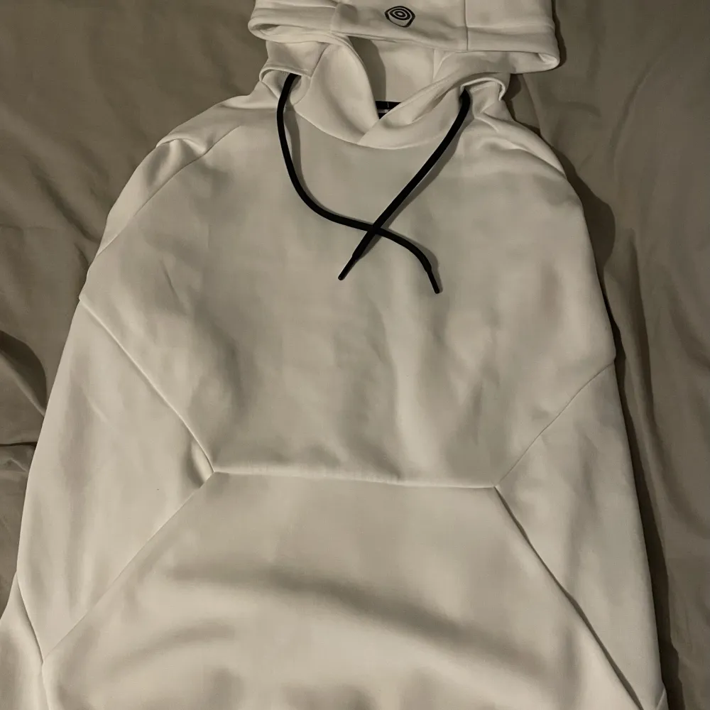 Säljer min Sail Racing hoodie då den är för liten men är fortfarande i bra skick. Pris kan diskuteras. Hoodies.