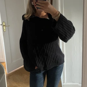 Mörkblå stickad tröja  - Mörkblå stickadtröja från zara med en cool dragkedja 💗 storlek s