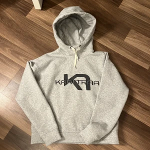 Karitraa Hoodie  - En karitraa hoodie, säljer den för att det blev fel storlek och den är som helt ny bara testad. Storlek M men den är liten i storleken och sitter som S/xs 