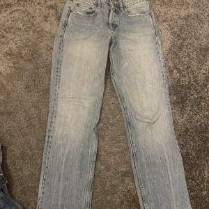 Säljer ett par fina zara jeans i fint skick. Midjemått: 37 rakt över, innerben: 75. Stl 36 pris 250 kr plus frakt