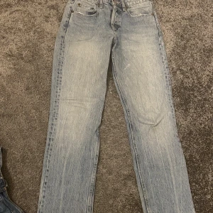 Zara jeans - Säljer ett par fina zara jeans i fint skick. Midjemått: 37 rakt över, innerben: 75. Stl 36 pris 250 kr plus frakt